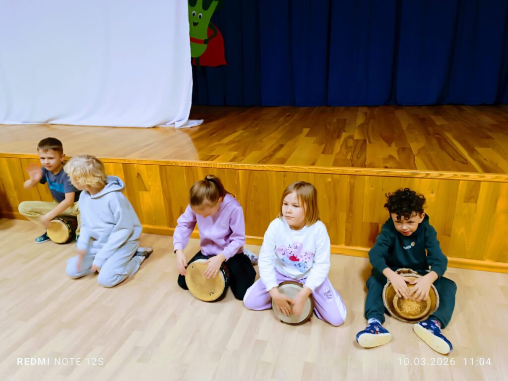 Warsztaty gry na bębnach - grupa "Pszczółki".