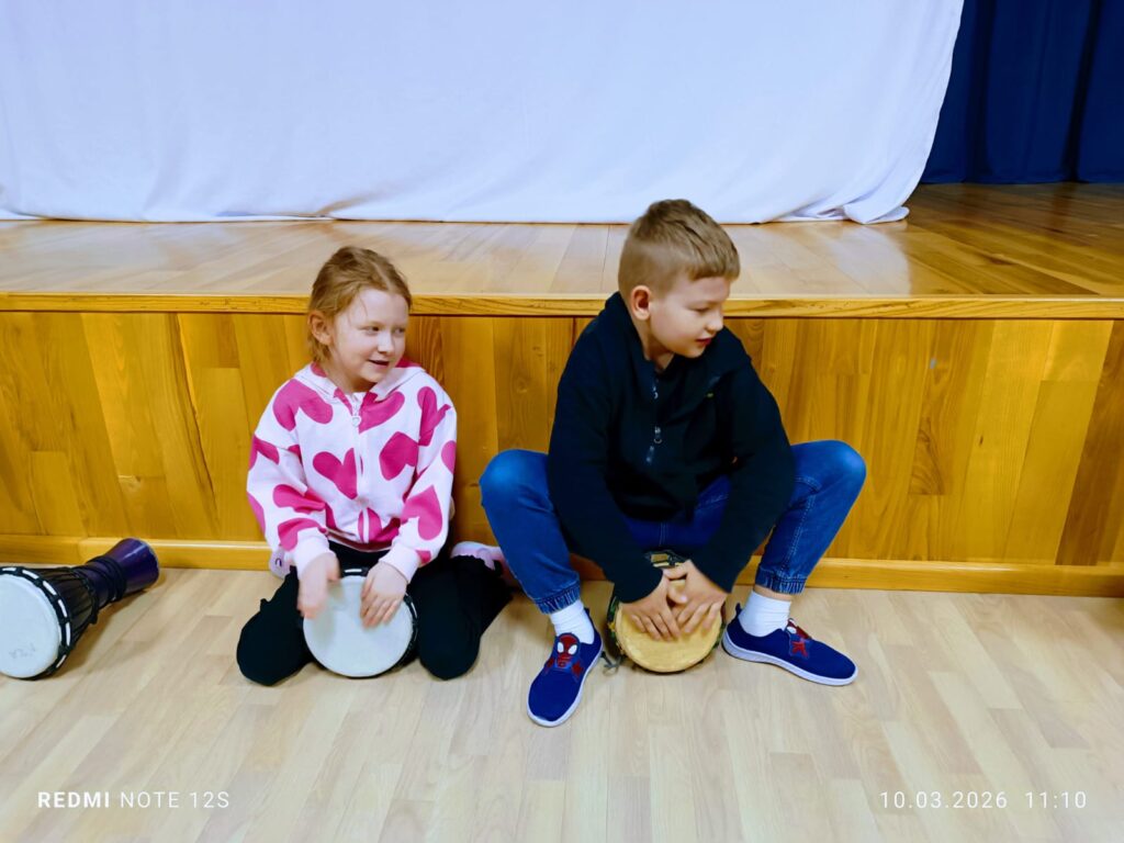 Warsztaty gry na bębnach - grupa "Pszczółki".