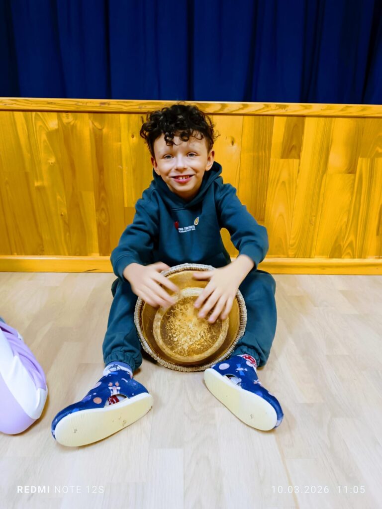 Warsztaty gry na bębnach - grupa "Pszczółki".