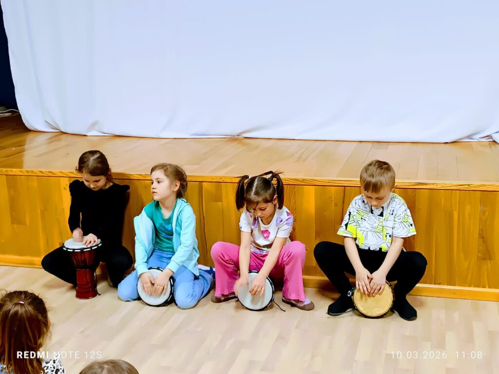 Warsztaty gry na bębnach - grupa "Pszczółki".