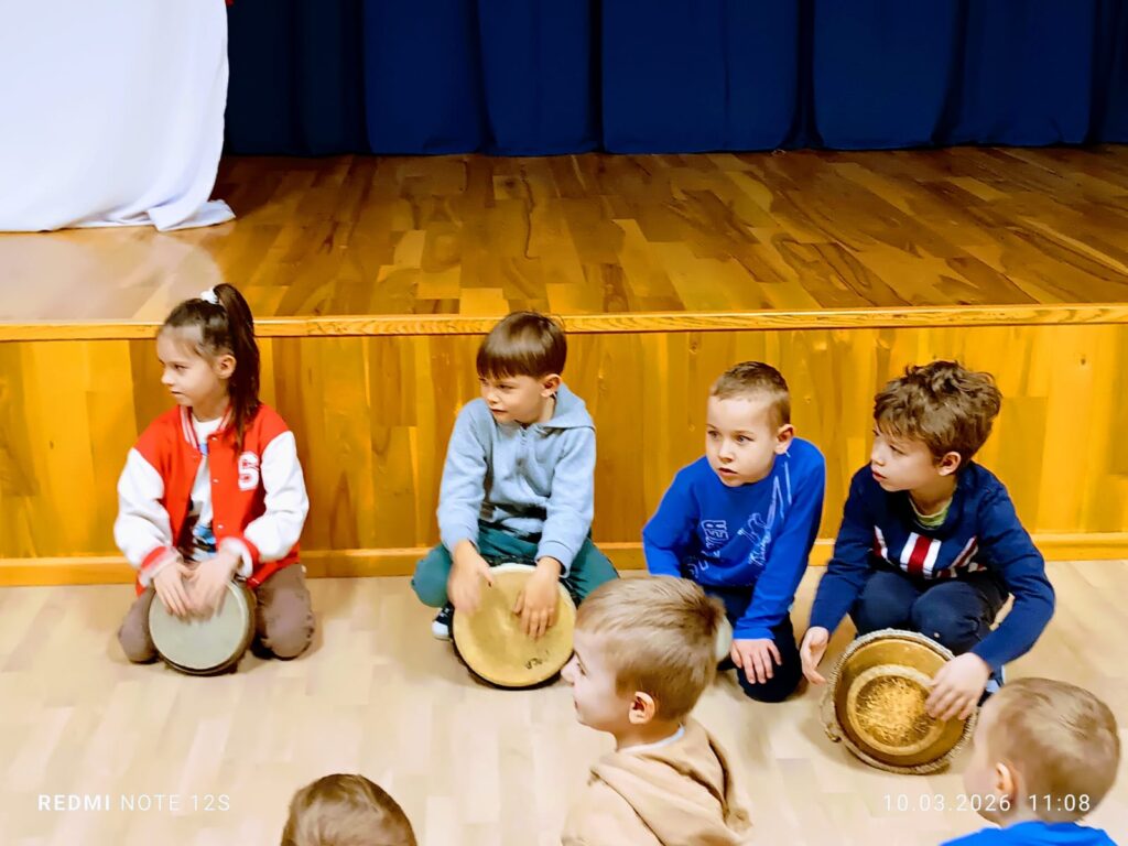 Warsztaty gry na bębnach - grupa "Pszczółki".