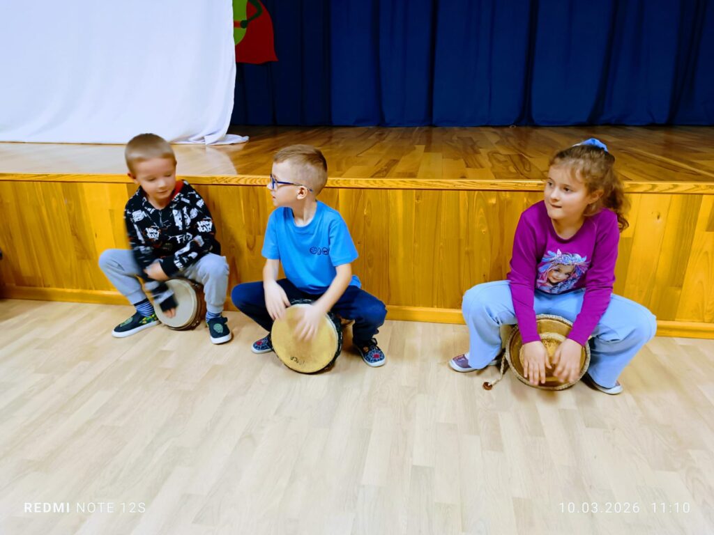 Warsztaty gry na bębnach - grupa "Pszczółki".