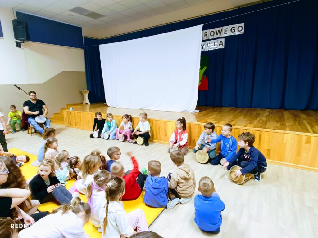Warsztaty gry na bębnach - grupa "Pszczółki".