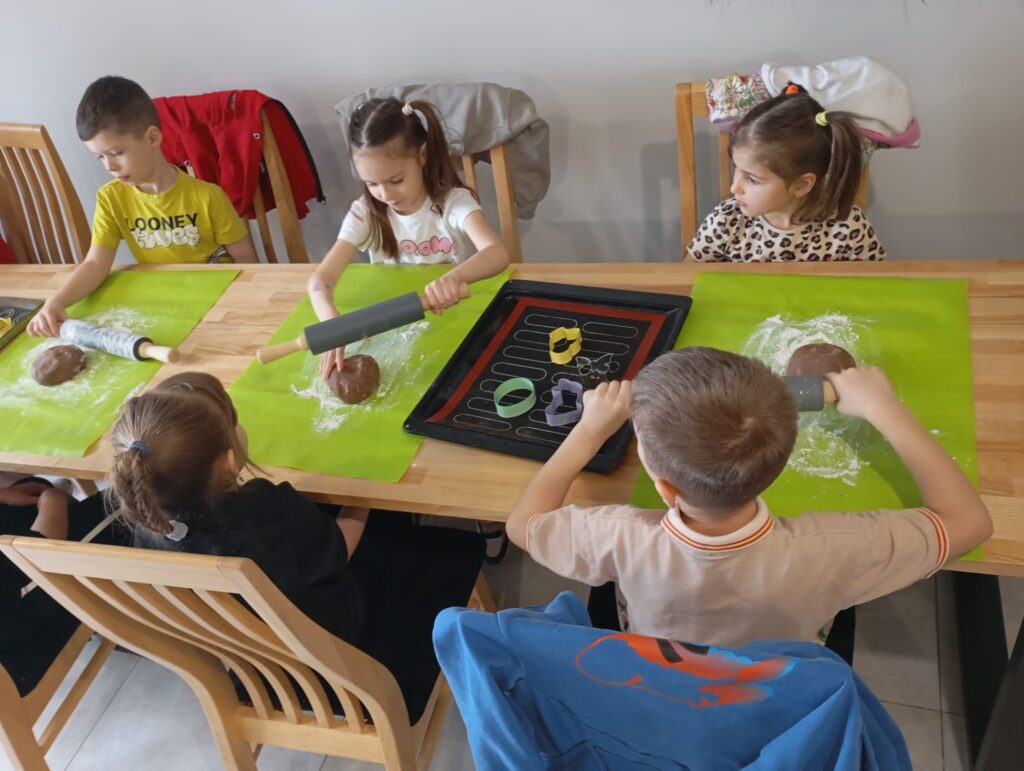 Warsztaty wielkanocne w Willi Moćkówka w Busku-Zdroju. Grupa "Pszczółki".