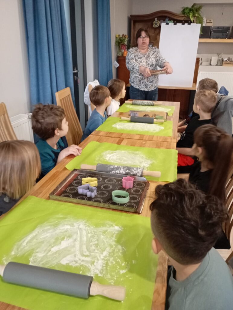 Warsztaty wielkanocne w Willi Moćkówka w Busku-Zdroju. Grupa "Pszczółki".