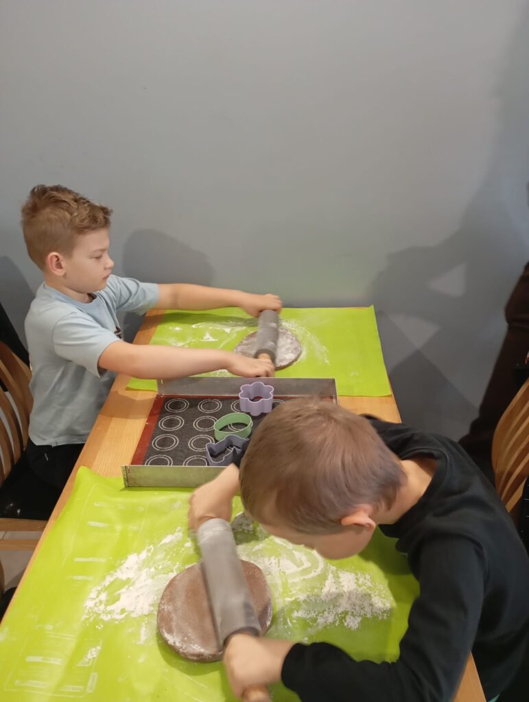 Warsztaty wielkanocne w Willi Moćkówka w Busku-Zdroju. Grupa "Pszczółki".