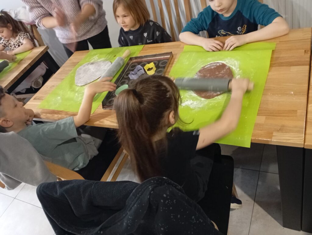 Warsztaty wielkanocne w Willi Moćkówka w Busku-Zdroju. Grupa "Pszczółki".