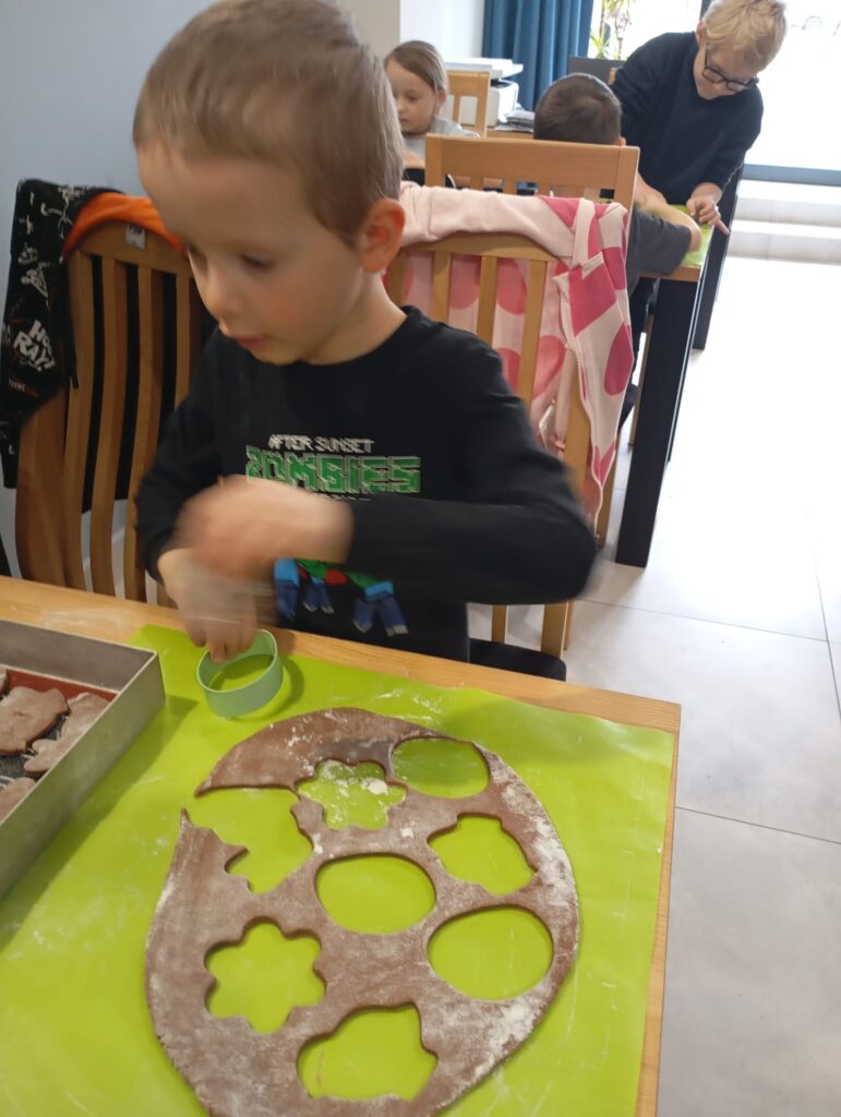 Warsztaty wielkanocne w Willi Moćkówka w Busku-Zdroju. Grupa "Pszczółki".