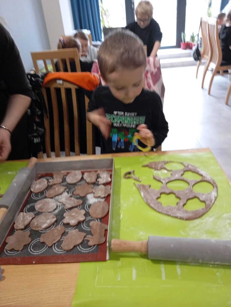 Warsztaty wielkanocne w Willi Moćkówka w Busku-Zdroju. Grupa "Pszczółki".