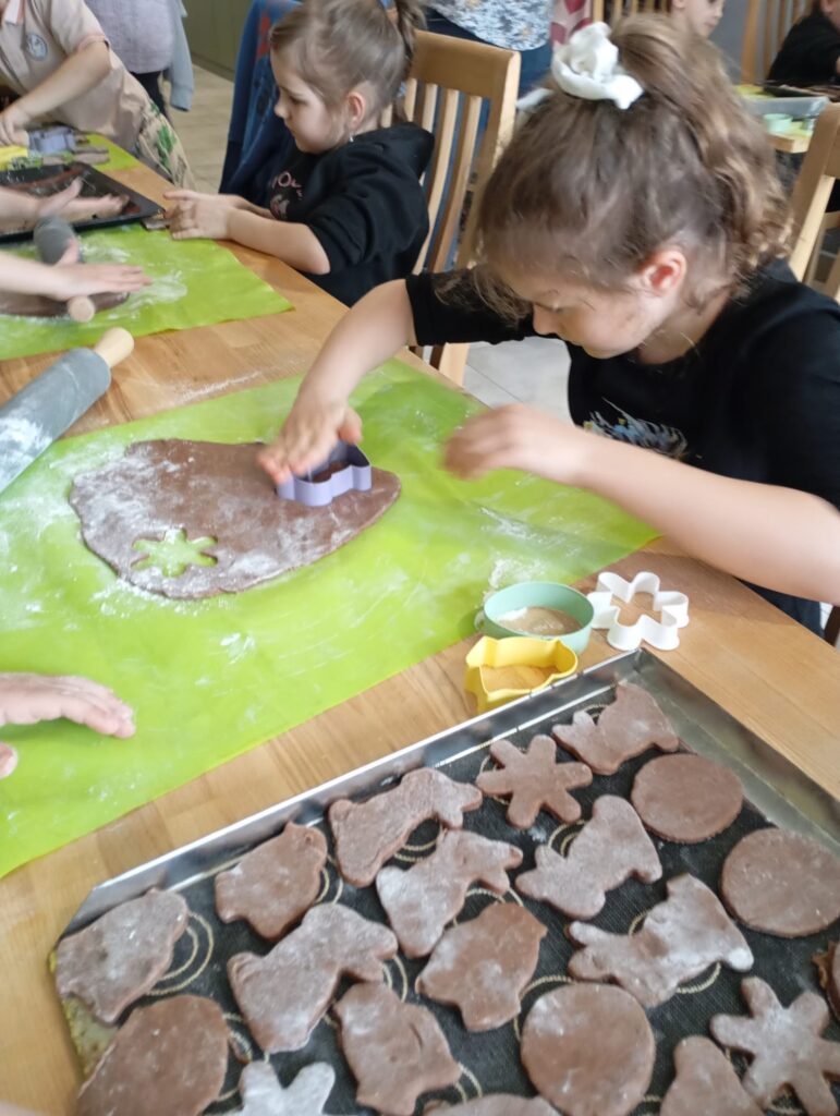 Warsztaty wielkanocne w Willi Moćkówka w Busku-Zdroju. Grupa "Pszczółki".