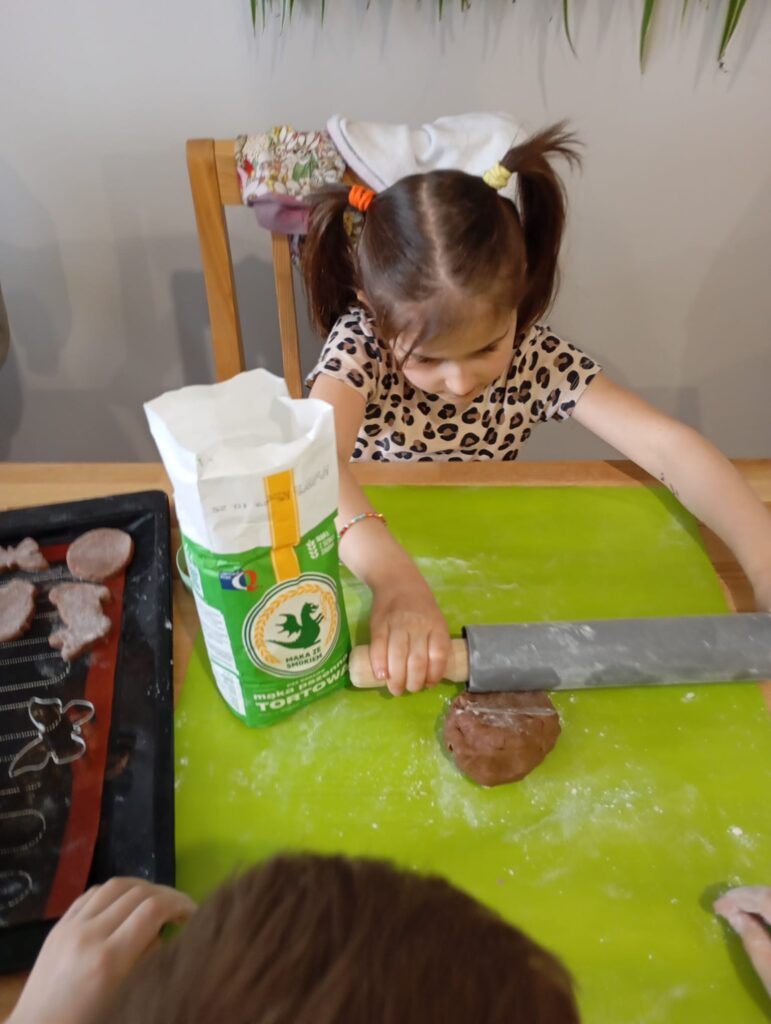 Warsztaty wielkanocne w Willi Moćkówka w Busku-Zdroju. Grupa "Pszczółki".