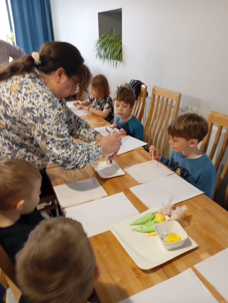 Warsztaty wielkanocne w Willi Moćkówka w Busku-Zdroju. Grupa "Pszczółki".