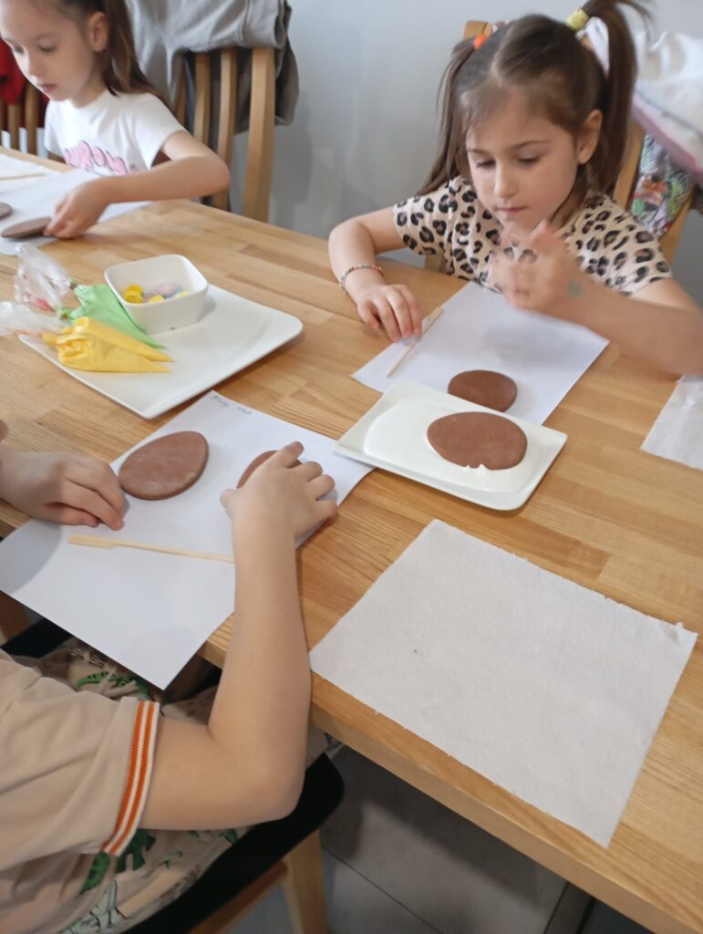 Warsztaty wielkanocne w Willi Moćkówka w Busku-Zdroju. Grupa "Pszczółki".