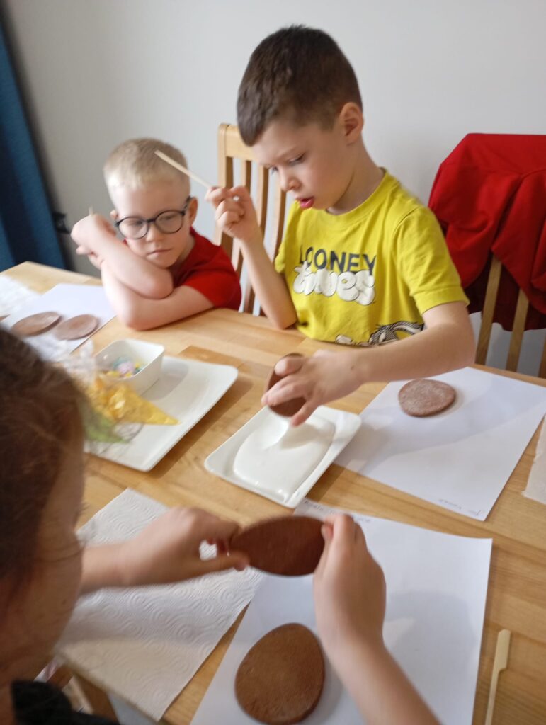 Warsztaty wielkanocne w Willi Moćkówka w Busku-Zdroju. Grupa "Pszczółki".