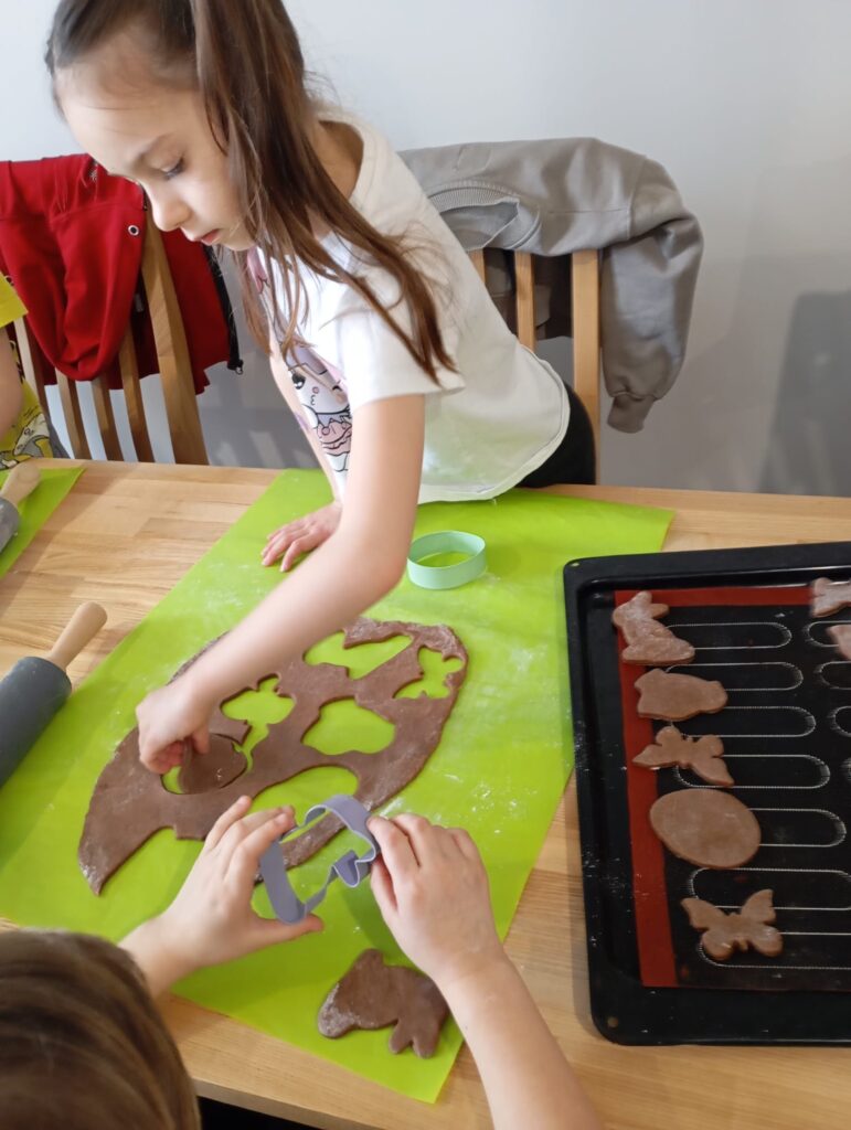 Warsztaty wielkanocne w Willi Moćkówka w Busku-Zdroju. Grupa "Pszczółki".