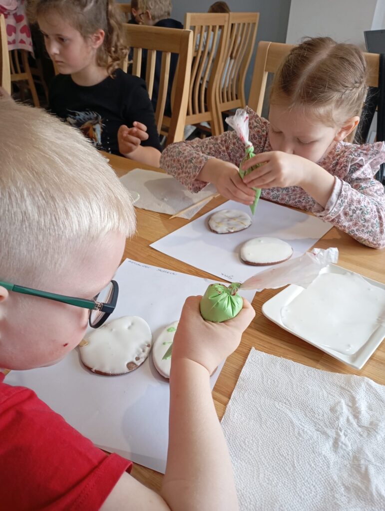 Warsztaty wielkanocne w Willi Moćkówka w Busku-Zdroju. Grupa "Pszczółki".