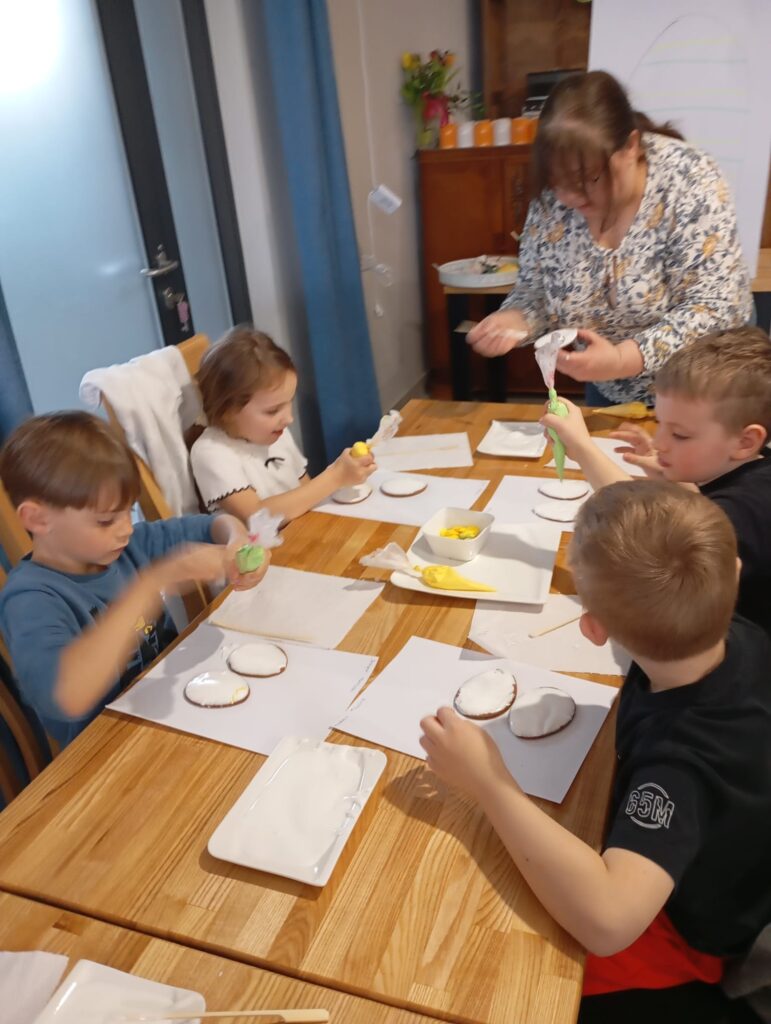 Warsztaty wielkanocne w Willi Moćkówka w Busku-Zdroju. Grupa "Pszczółki".