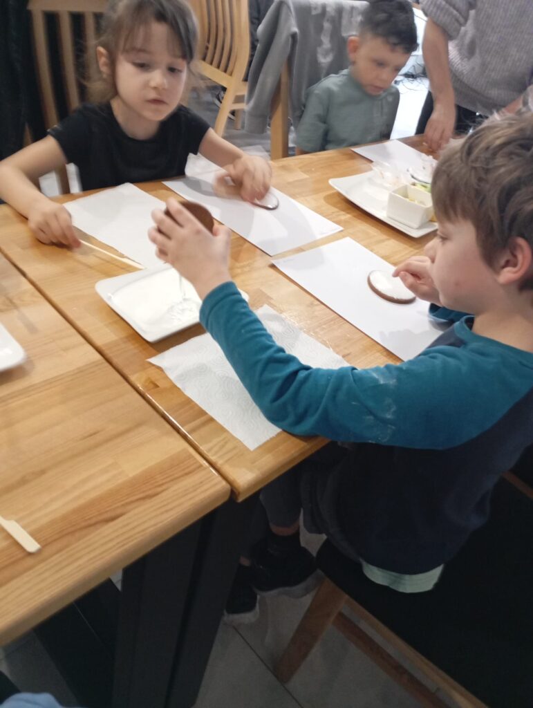 Warsztaty wielkanocne w Willi Moćkówka w Busku-Zdroju. Grupa "Pszczółki".