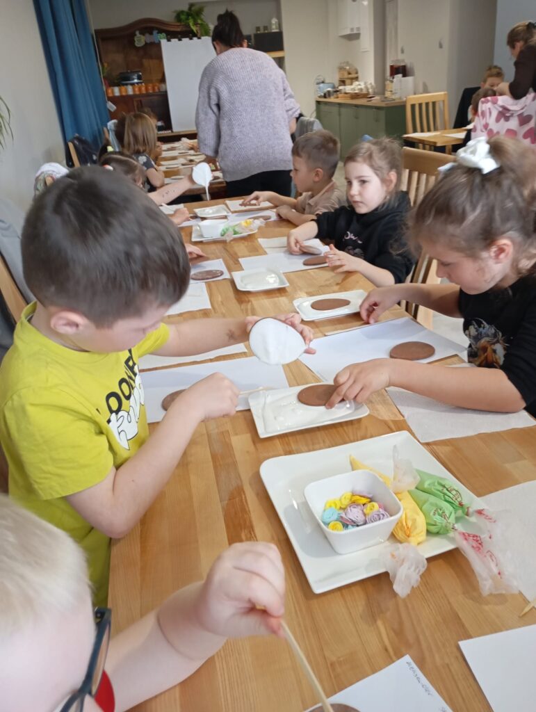 Warsztaty wielkanocne w Willi Moćkówka w Busku-Zdroju. Grupa "Pszczółki".