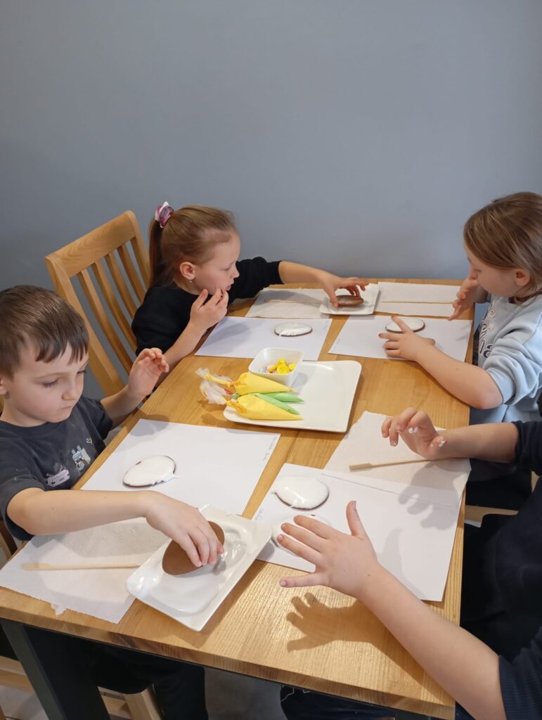 Warsztaty wielkanocne w Willi Moćkówka w Busku-Zdroju. Grupa "Pszczółki".