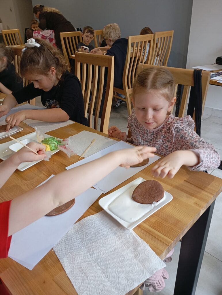 Warsztaty wielkanocne w Willi Moćkówka w Busku-Zdroju. Grupa "Pszczółki".