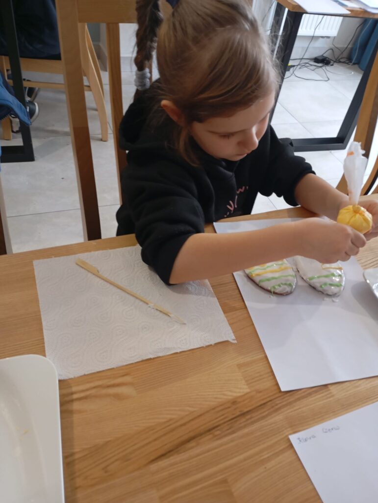 Warsztaty wielkanocne w Willi Moćkówka w Busku-Zdroju. Grupa "Pszczółki".