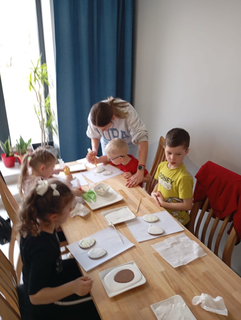 Warsztaty wielkanocne w Willi Moćkówka w Busku-Zdroju. Grupa "Pszczółki".