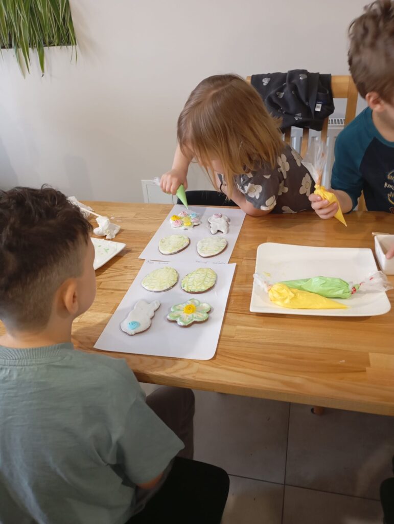 Warsztaty wielkanocne w Willi Moćkówka w Busku-Zdroju. Grupa "Pszczółki".