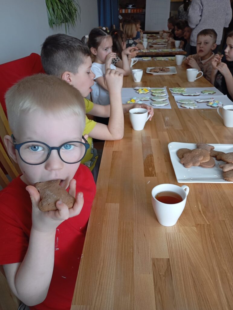 Warsztaty wielkanocne w Willi Moćkówka w Busku-Zdroju. Grupa "Pszczółki".