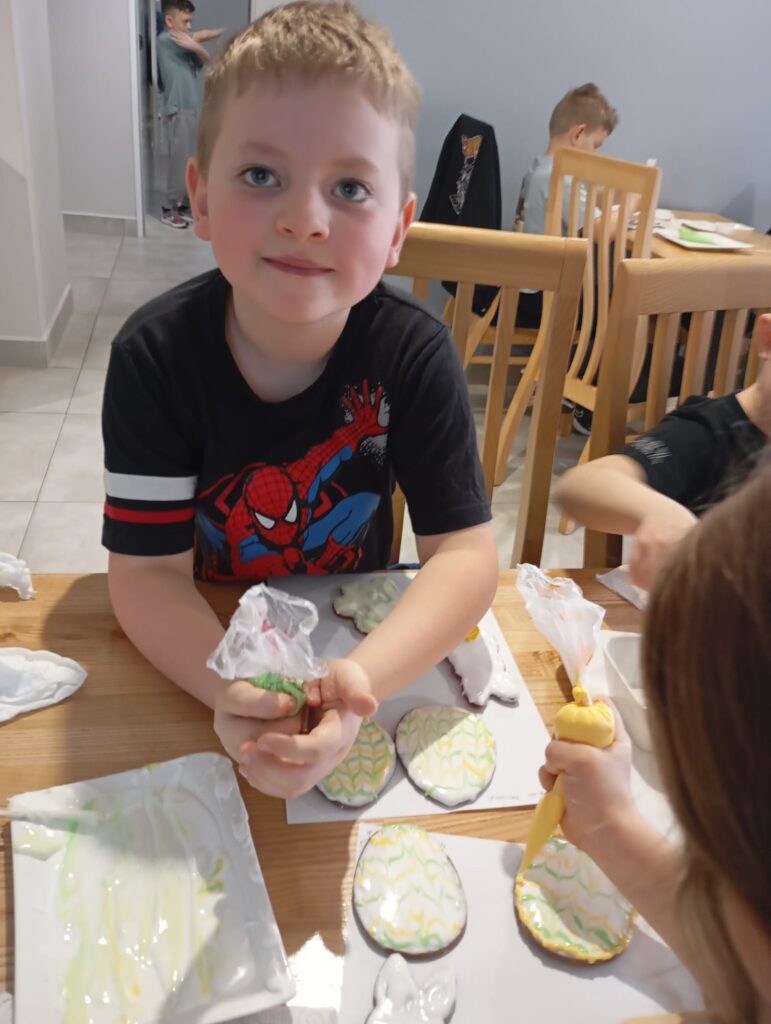 Warsztaty wielkanocne w Willi Moćkówka w Busku-Zdroju. Grupa "Pszczółki".