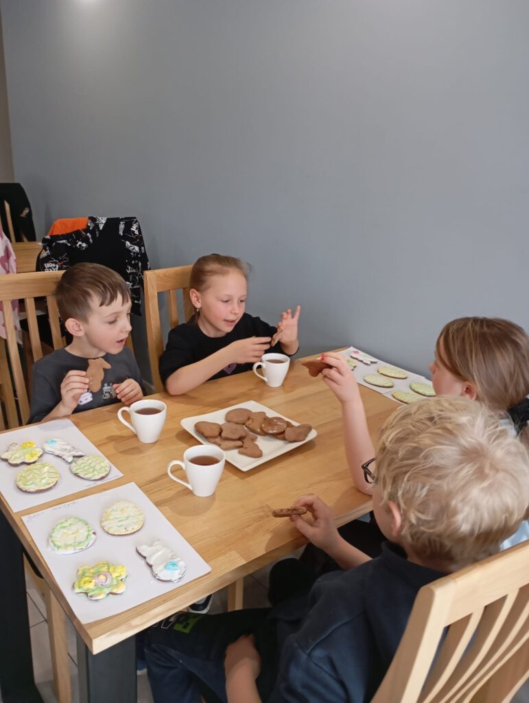 Warsztaty wielkanocne w Willi Moćkówka w Busku-Zdroju. Grupa "Pszczółki".