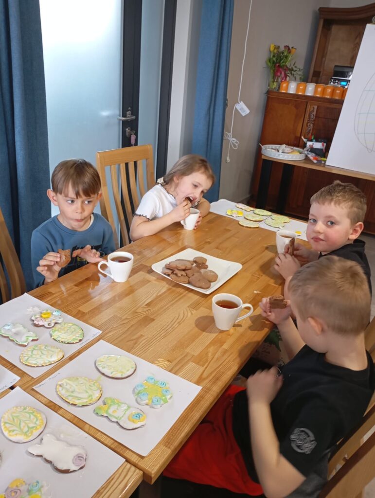 Warsztaty wielkanocne w Willi Moćkówka w Busku-Zdroju. Grupa "Pszczółki".