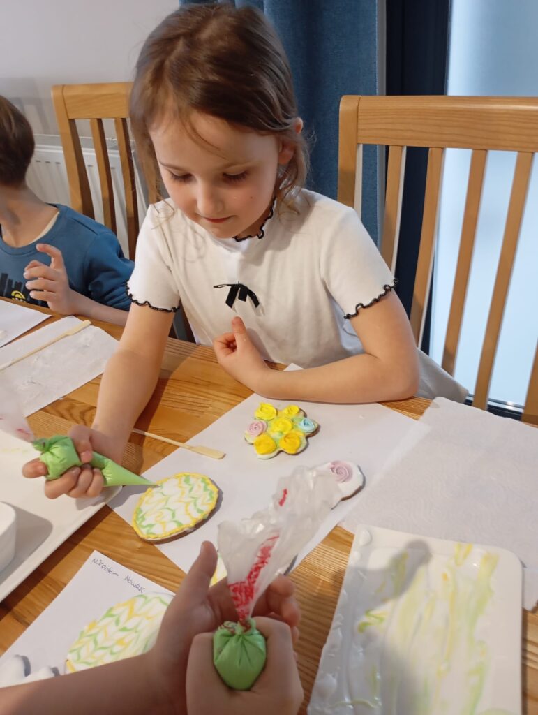 Warsztaty wielkanocne w Willi Moćkówka w Busku-Zdroju. Grupa "Pszczółki".