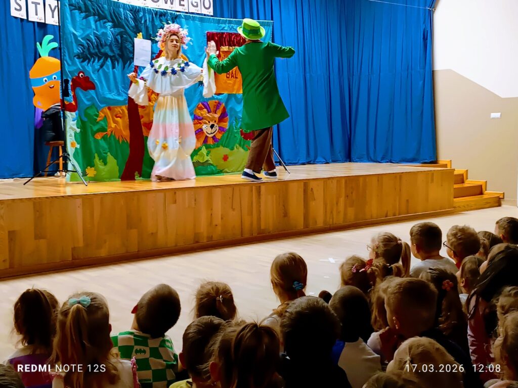 Przedstawienie teatralne pt. "Bal u Królowej Kwiatów".