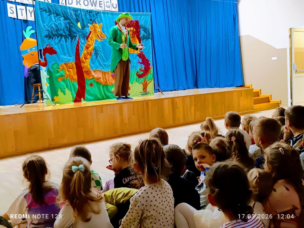 Przedstawienie teatralne pt. "Bal u Królowej Kwiatów".