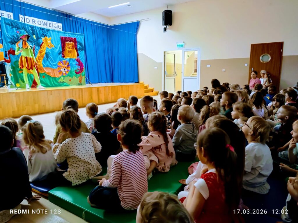 Przedstawienie teatralne pt. "Bal u Królowej Kwiatów".