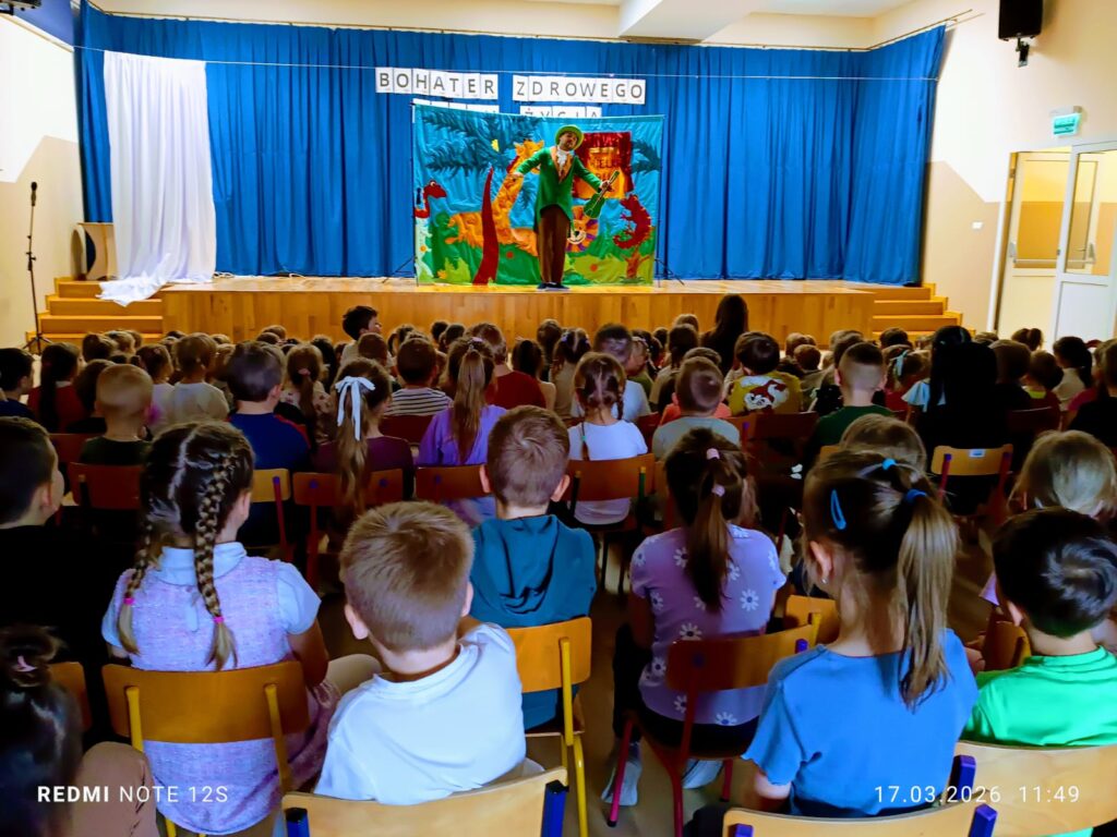 Przedstawienie teatralne pt. "Bal u Królowej Kwiatów".