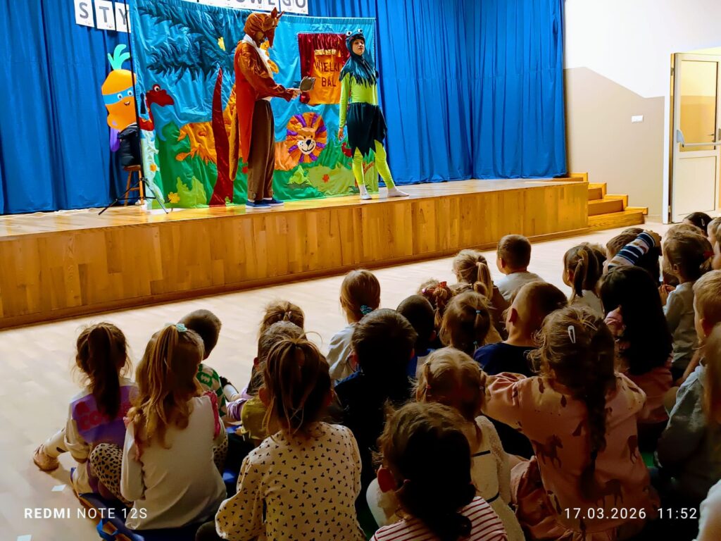 Przedstawienie teatralne pt. "Bal u Królowej Kwiatów".