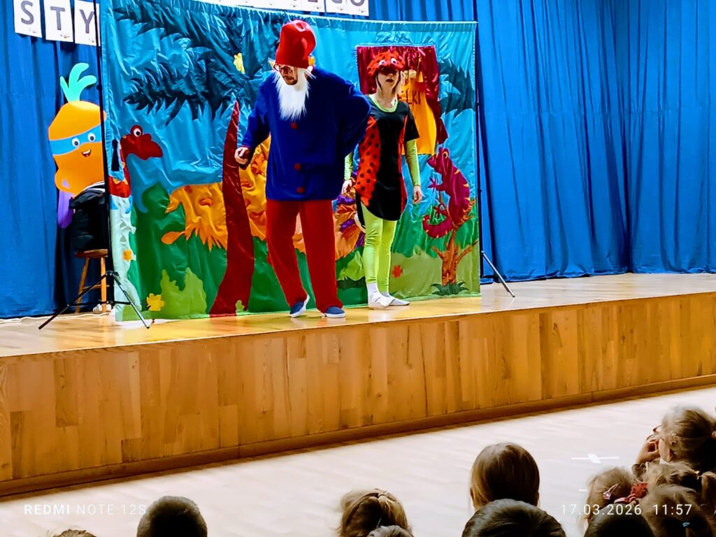 Przedstawienie teatralne pt. "Bal u Królowej Kwiatów".