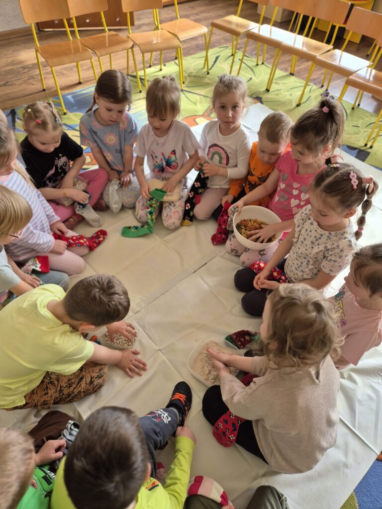 Dzień Kolorowej Skarpetki w grupie "Wiewiórki".