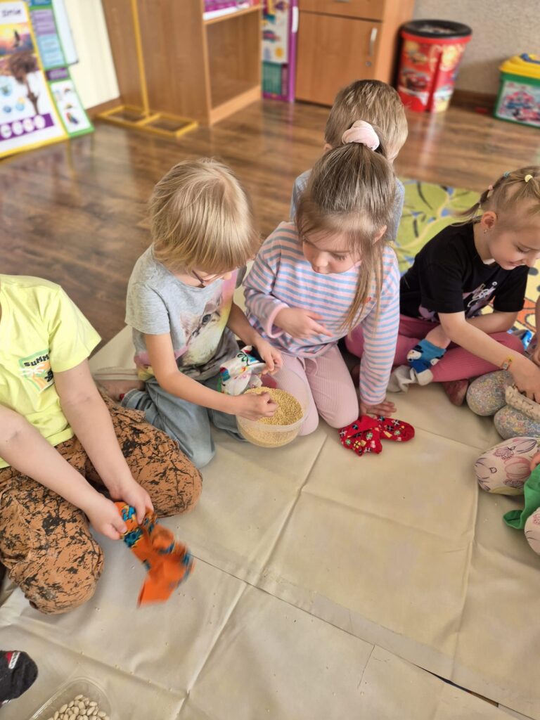 Dzień Kolorowej Skarpetki w grupie "Wiewiórki".