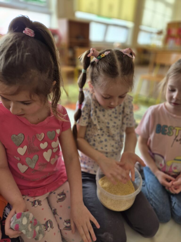 Dzień Kolorowej Skarpetki w grupie "Wiewiórki".