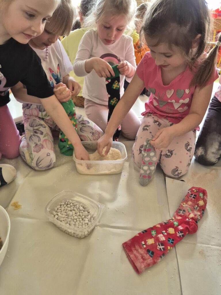 Dzień Kolorowej Skarpetki w grupie "Wiewiórki".