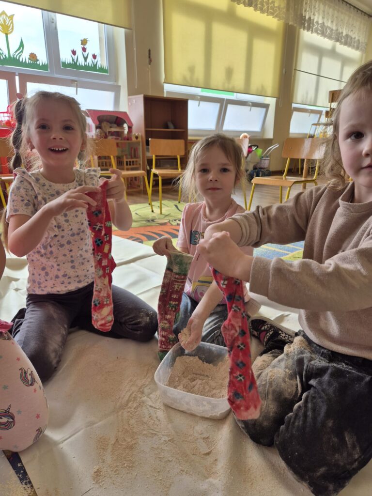 Dzień Kolorowej Skarpetki w grupie "Wiewiórki".