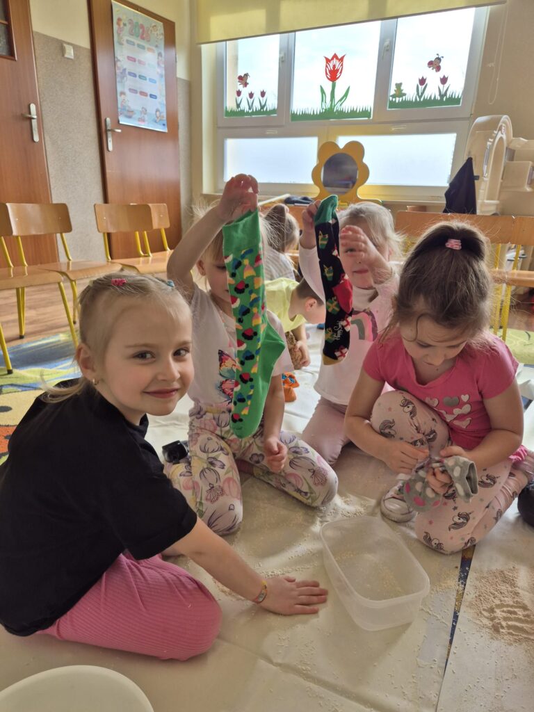 Dzień Kolorowej Skarpetki w grupie "Wiewiórki".