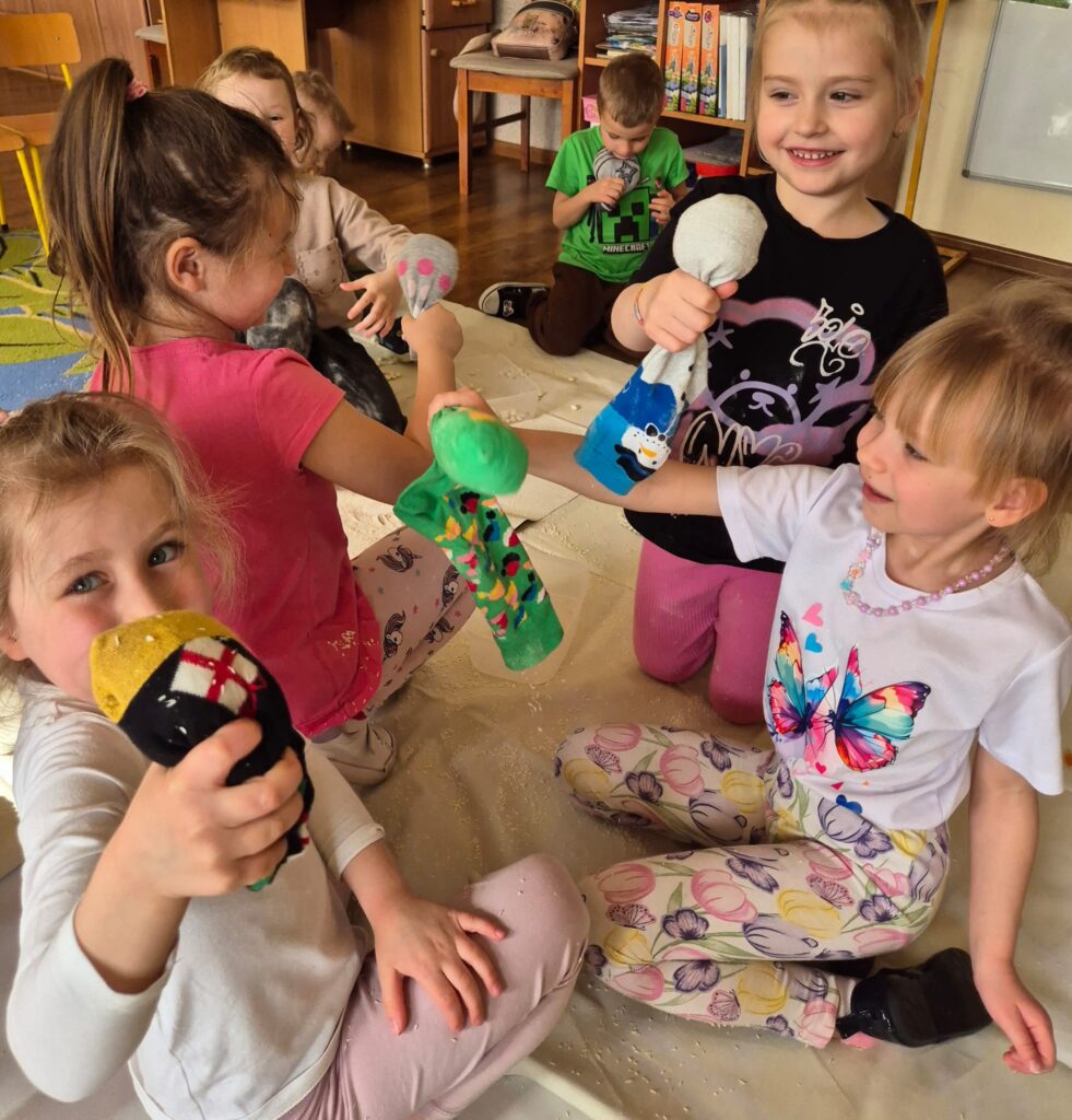 Dzień Kolorowej Skarpetki w grupie "Wiewiórki".