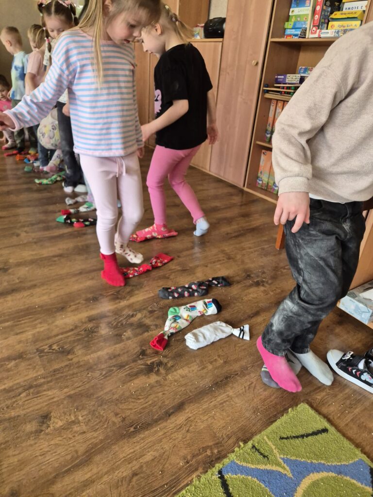 Dzień Kolorowej Skarpetki w grupie "Wiewiórki".