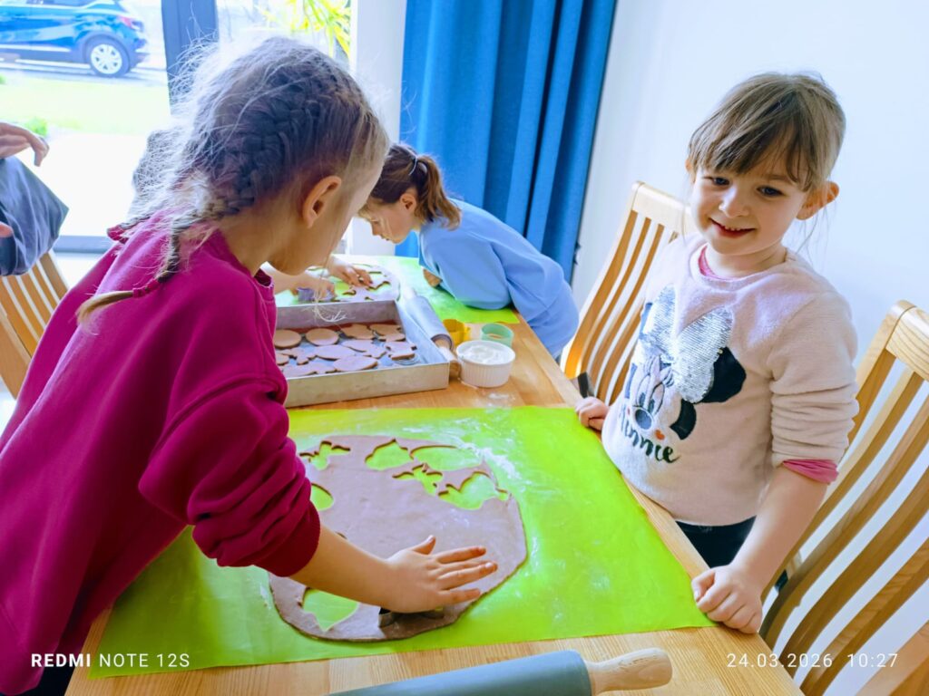 Wielkanocne Warsztaty Kulinarne w Willi "Moćkówka" w Busku-Zdroju. Słodkie przygotowania do Wielkanocy w grupie "Motylki".