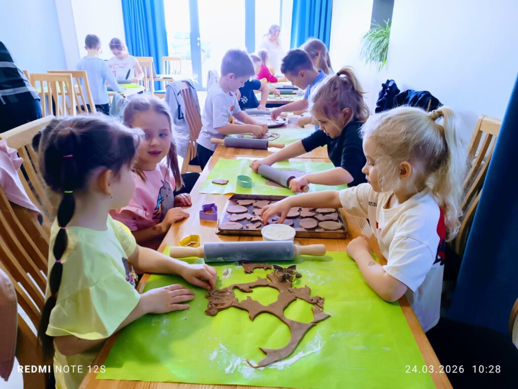 Wielkanocne Warsztaty Kulinarne w Willi "Moćkówka" w Busku-Zdroju. Słodkie przygotowania do Wielkanocy w grupie "Motylki".