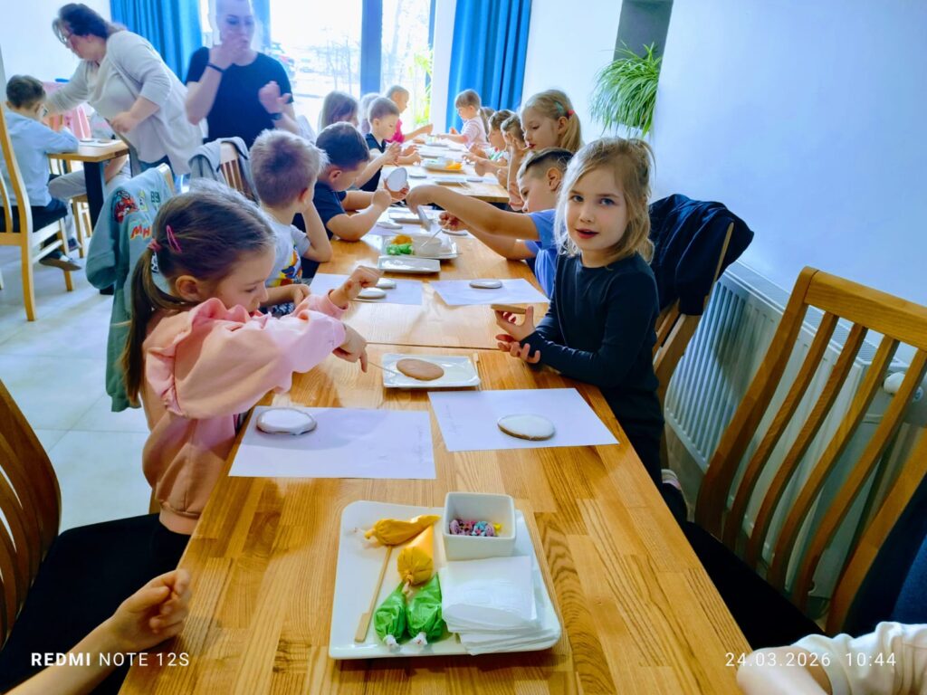 Wielkanocne Warsztaty Kulinarne w Willi "Moćkówka" w Busku-Zdroju. Słodkie przygotowania do Wielkanocy w grupie "Motylki".